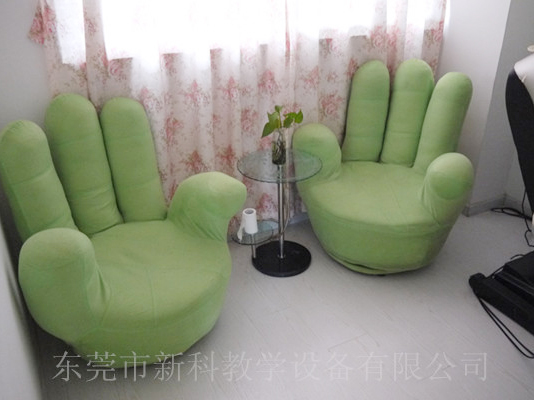 學校<a href='http://www.huajiawangjun.com' target='1' style='font-size:14px; font-weight:bold; color:#0080ff;'>心理咨詢室</a>布置