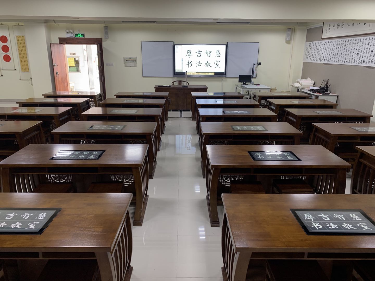 智慧<a href='http://www.huajiawangjun.com/chanpin/57-1.html' target='1' style='font-size:18px; font-weight:bold; color:#000000;'>書法室</a>