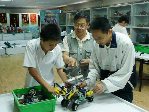 <a href='http://www.huajiawangjun.com/chanpin/60-1.html' target='1' style='font-size:18px; font-weight:bold; color:#000000;'>機器人功能室</a>