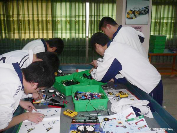 <a href='http://www.huajiawangjun.com/chanpin/60-1.html' target='1' style='font-size:18px; font-weight:bold; color:#000000;'>機器人功能室</a>2